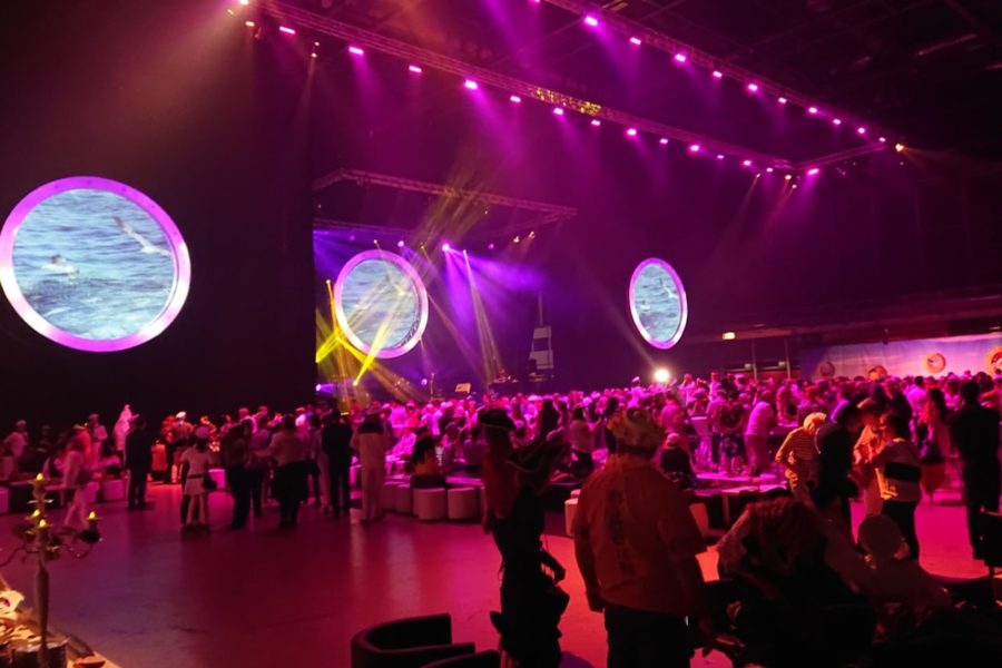 Scène immersive avec éclairage violet et public – événement Strobotech et Ageda Communication