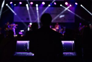 Technicien en régie audio/vidéo pendant un événement – Ageda Communication