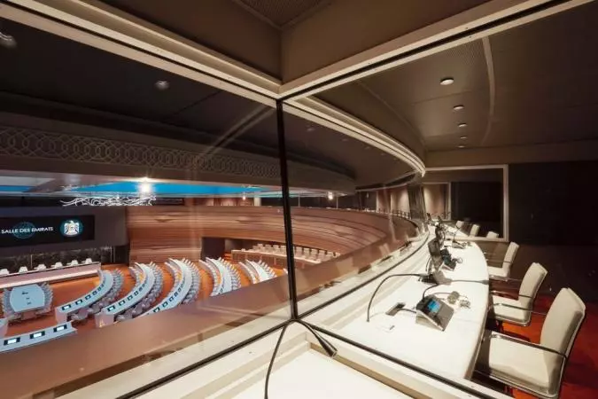 Salle de conférence moderne équipée de cabines d’interprétation et de matériel audiovisuel professionnel.