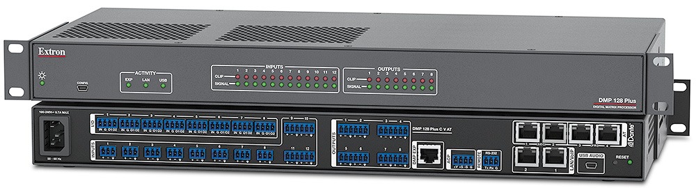 Processeur audio Extron DMP 128 Plus installé dans un rack pour le traitement et le mixage sonore des salles de réunion.