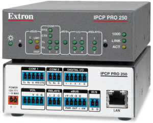 Contrôleur Extron IPCP Pro 250 installé dans une salle de réunion connectée pour l’automatisation audiovisuelle.