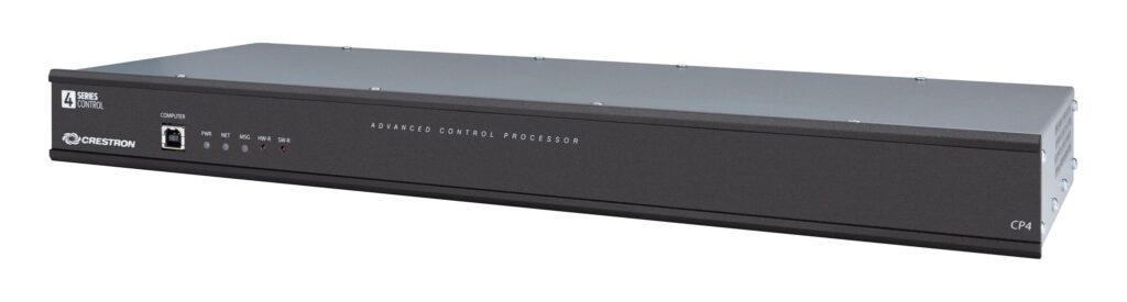 Processeur Crestron CP4 installé dans un rack pour le contrôle centralisé d’un système audiovisuel professionnel.