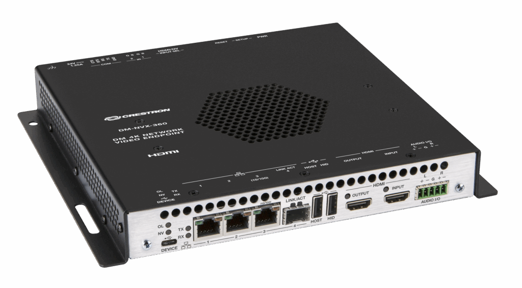 Encodeur-décodeur Crestron DM NVX-360 installé dans un rack pour la distribution audio et vidéo 4K sur réseau IP.