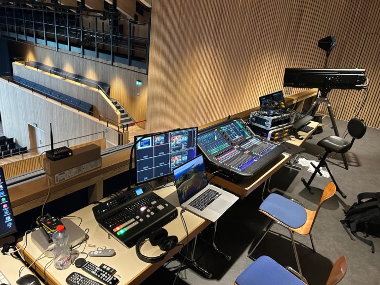 Auditorium d’Aiglon College équipé par Ageda Communication avec sonorisation