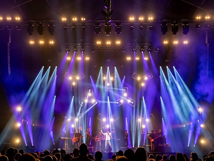 Painting-With-Light-reflects-the-mood-of-Clouseaus-live-rendition-of-Tweesprong-with-CHAUVET-Professional-lighting-solutions.-Photo-Picturesk